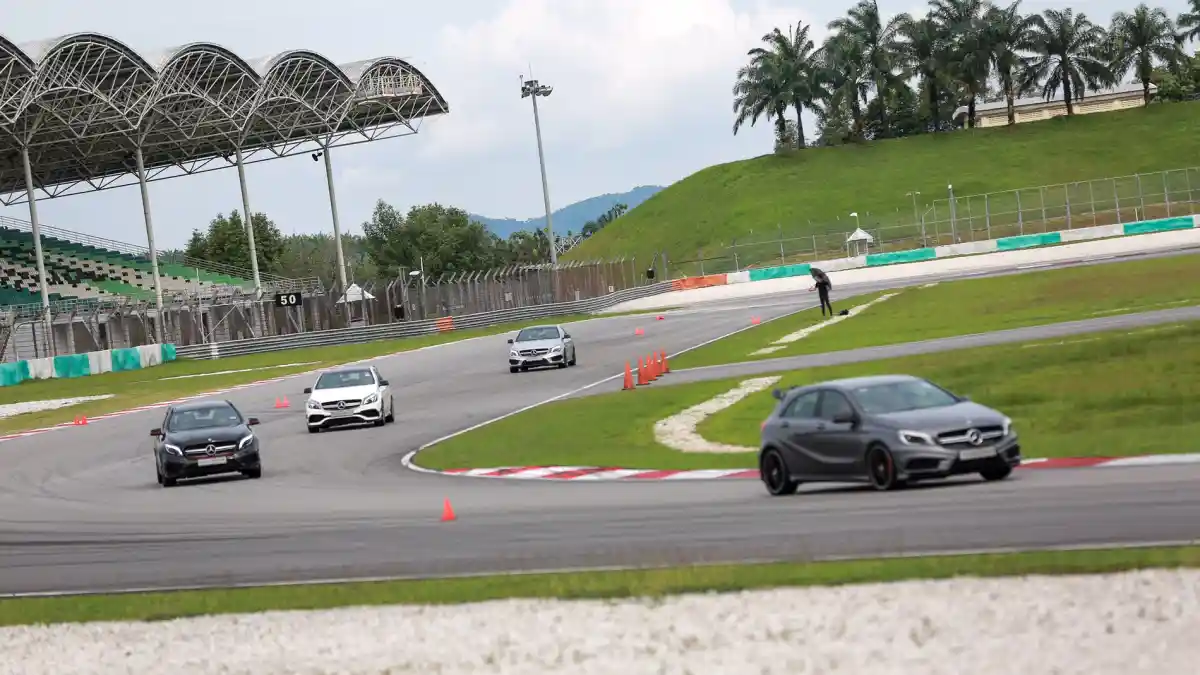 Foto - AMG Rayakan Ultah Ke-50, OtoDriver Dipersilakan Geber Mobilnya di Sepang