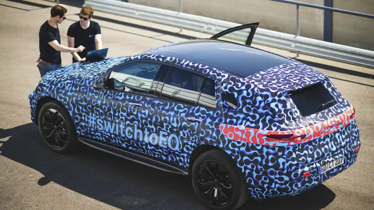 Berita - Cari Tahu Kondisi Mesin dan AC, Mercedes-Benz Uji Mobil Listriknya di Suhu Panas Ekstrim