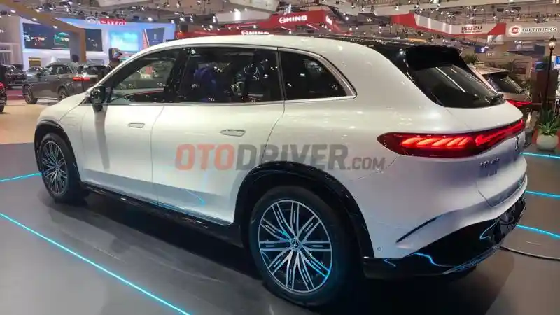 Foto - Spesifikasi Mercedes-Benz EQS SUV, Punya Tampang Aerodinamis dan Kaya Fitur 