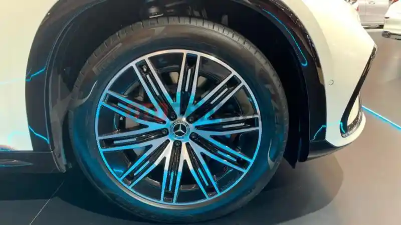 Foto - Spesifikasi Mercedes-Benz EQS SUV, Punya Tampang Aerodinamis dan Kaya Fitur 