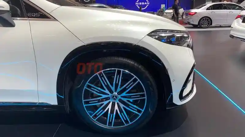 Foto - Spesifikasi Mercedes-Benz EQS SUV, Punya Tampang Aerodinamis dan Kaya Fitur 
