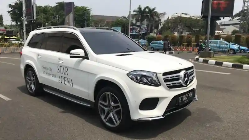 First Drive - First Drive: Mercedes-Benz GLS 400 AMG Line 2018