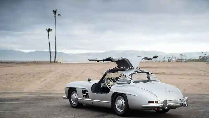 Foto - Mobil Vokalis Maroon 5 Dijual Seharga Belasan Miliar Rupiah