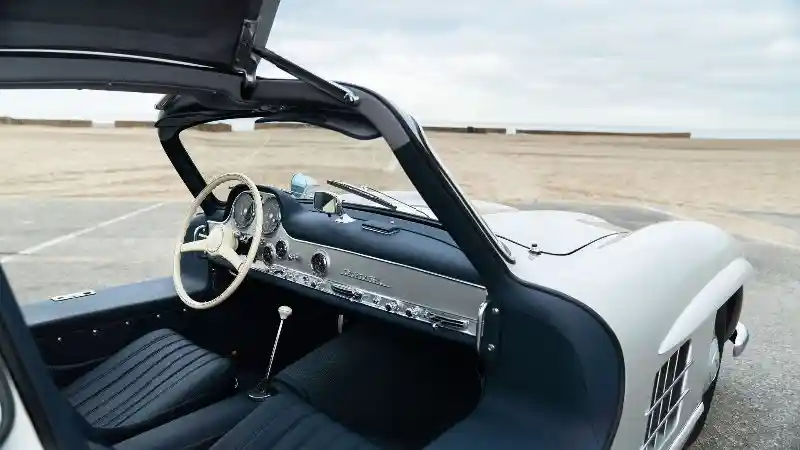 Foto - Mobil Vokalis Maroon 5 Dijual Seharga Belasan Miliar Rupiah