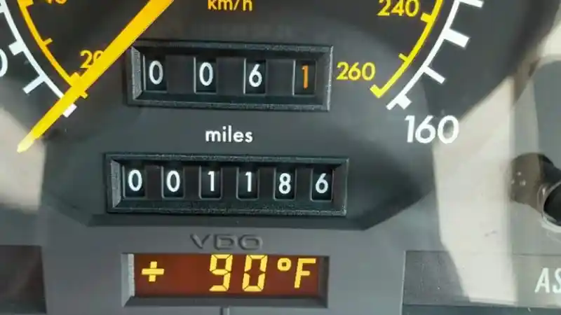 Foto - Mercedes-Benz SL 500 1992 Hasil Curian Ditemukan Dalam Kondisi KM Rendah