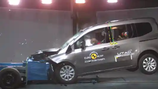 Foto - VIDEO: Crash Test Mercedes-Benz T-Class (Euro NCAP)