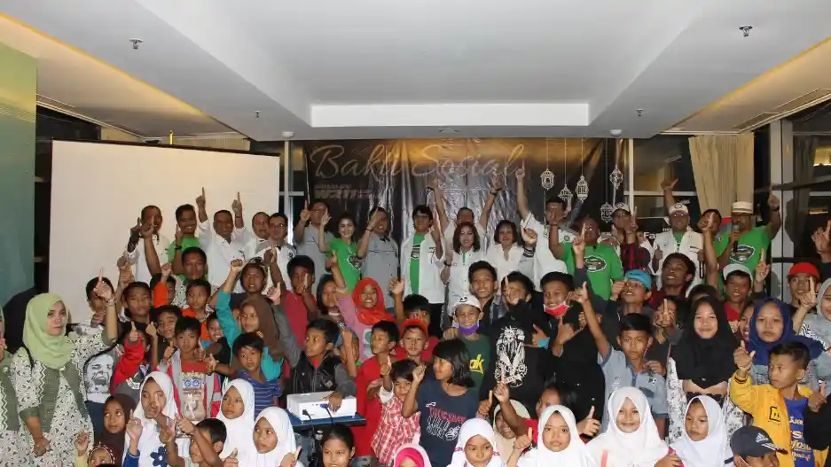 Berita - Mercedes Benz W211 Club Indonesia Ajak Taxi Ride Anak Kurang Mampu