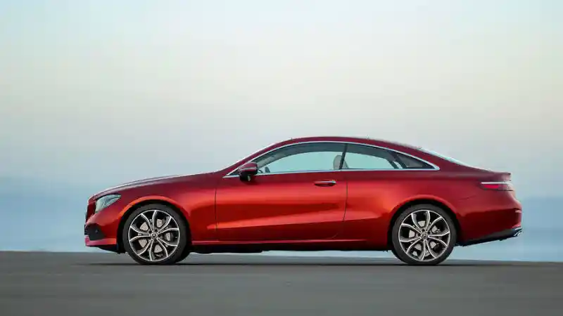 Foto - Mercedes-Benz Resmi Perkenalkan Generasi Terbaru E-Class Coupe