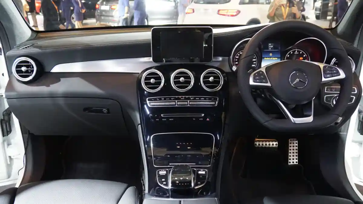 Foto - Komparasi BMW X4 VS Mercedes-Benz GLC 300 Coupe