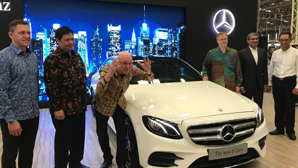 Foto - GALERI: Mercedes-Benz E 300 AMG Line CKD 2017 (19 FOTO)