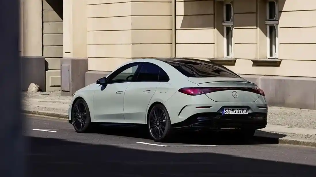 Foto - Mercedes-Benz Mempercayakan Pengembangan Mesin Pada Pabrikan China