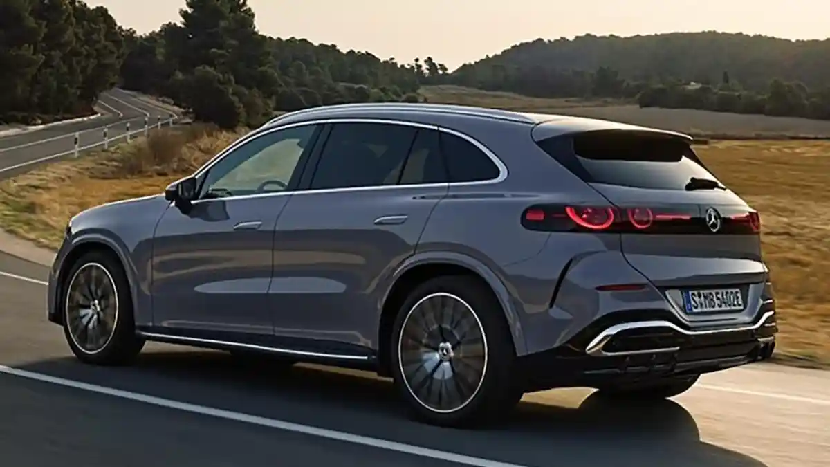 Foto - Setelah BMW iX3 Debut Dunia, Mercedes-Benz Bocorkan Sosok GLC EV