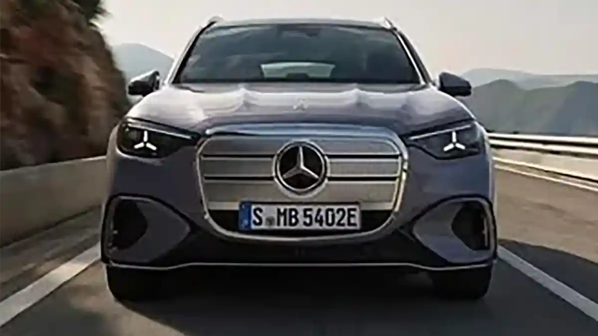 Berita - Setelah BMW iX3 Debut Dunia, Mercedes-Benz Bocorkan Sosok GLC EV