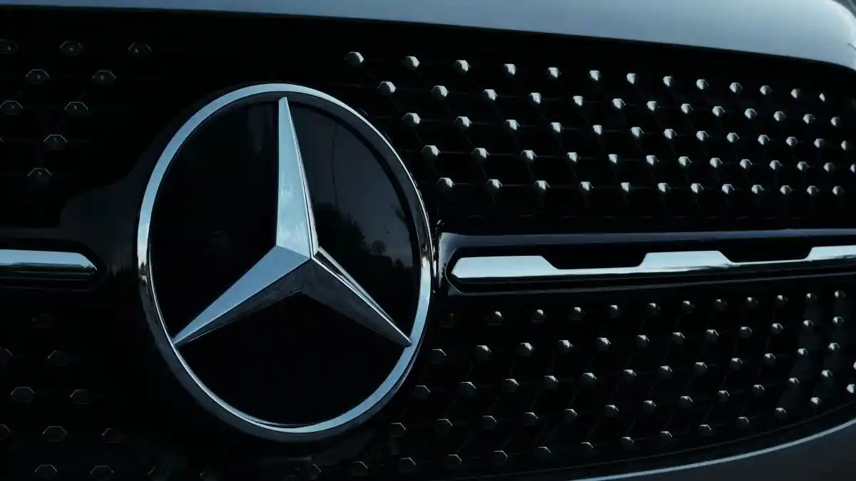 Berita - Mercedes-Benz Akan Gunakan Mesin BMW, Kok Bisa?