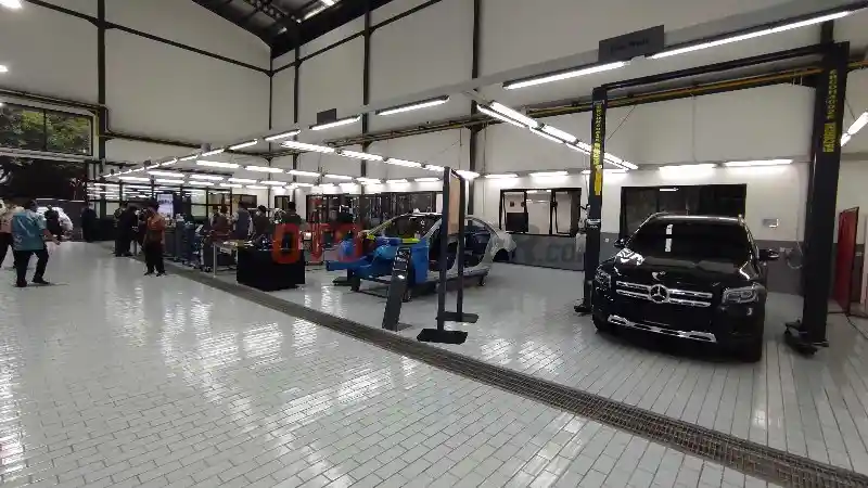 Foto - Segini Biaya Cat Ulang Satu Panel Mobil Mercedes-Benz