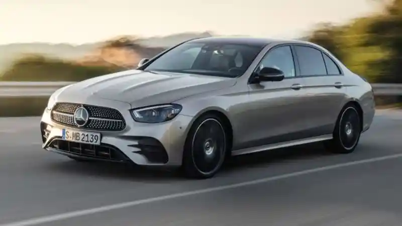 Foto - Mercedes-Benz E-Class 2021 Tinggalkan Identitas Lawas