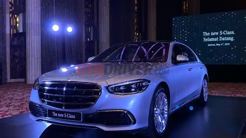 Foto - Membandingkan Penjualan BMW vs Mercedes-Benz Di Tahun 2021