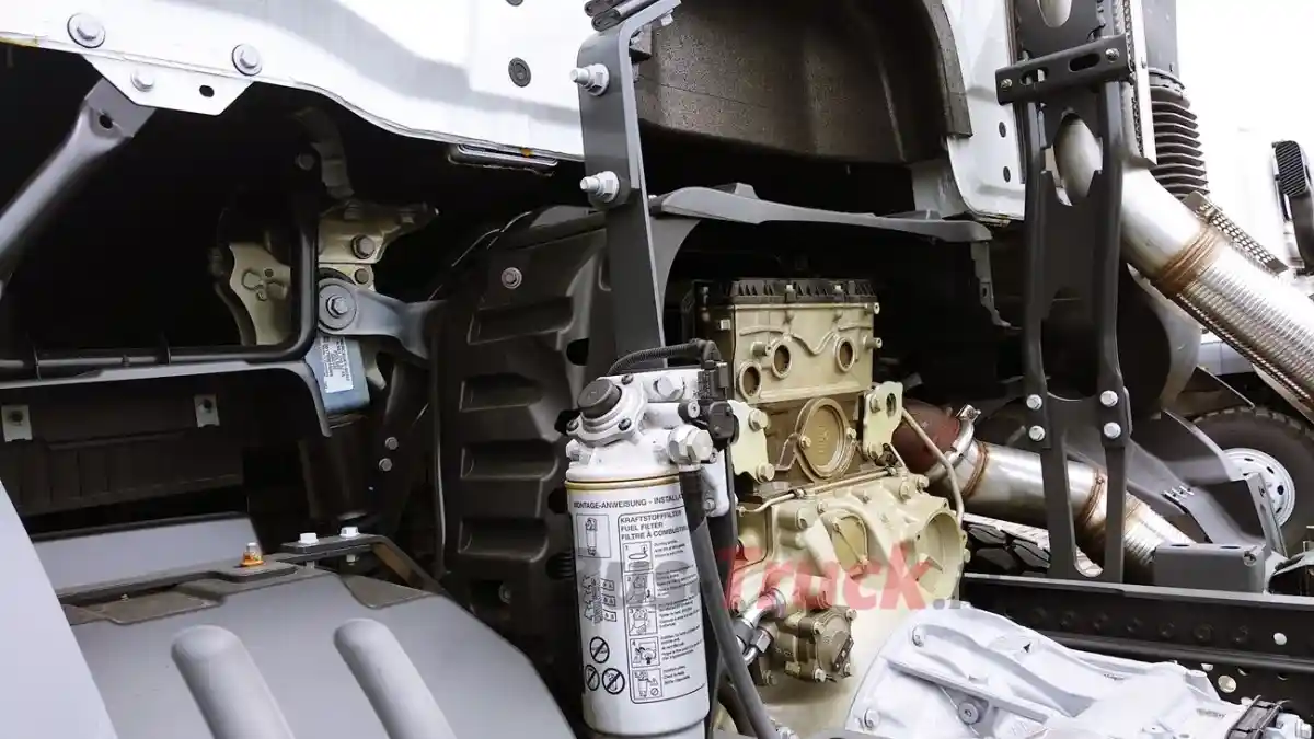 Foto - Warisan Mesin Horizontal Truk Pertama Mercedes-Benz