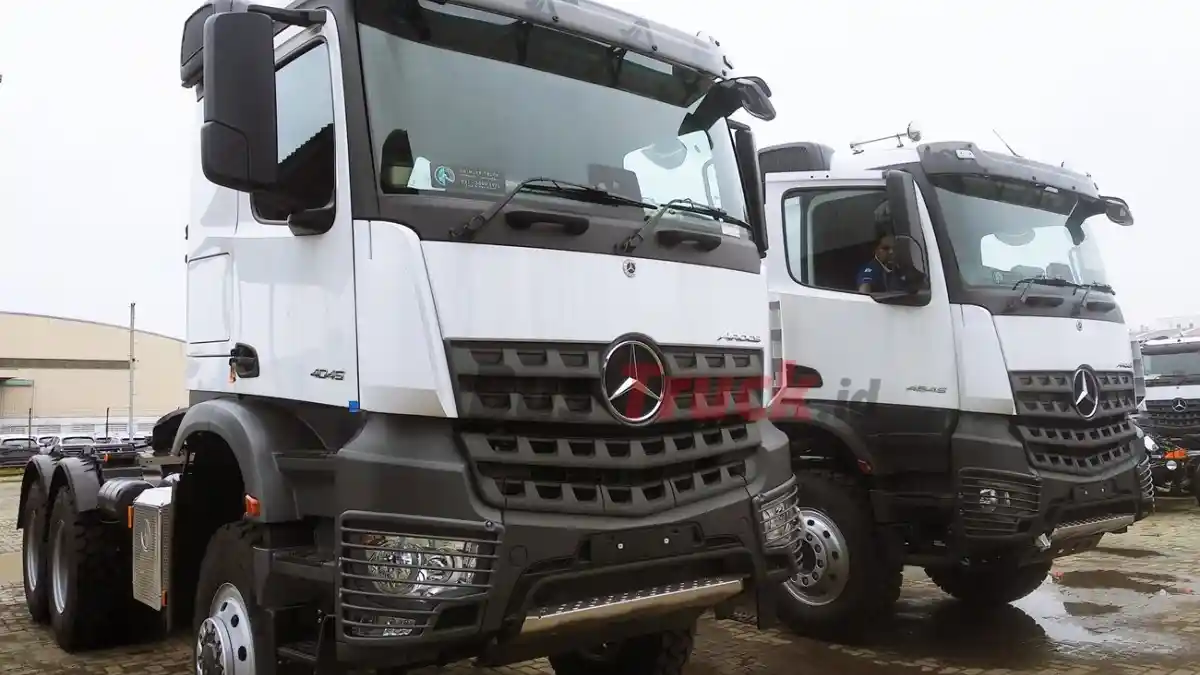 Foto - Warisan Mesin Horizontal Truk Pertama Mercedes-Benz
