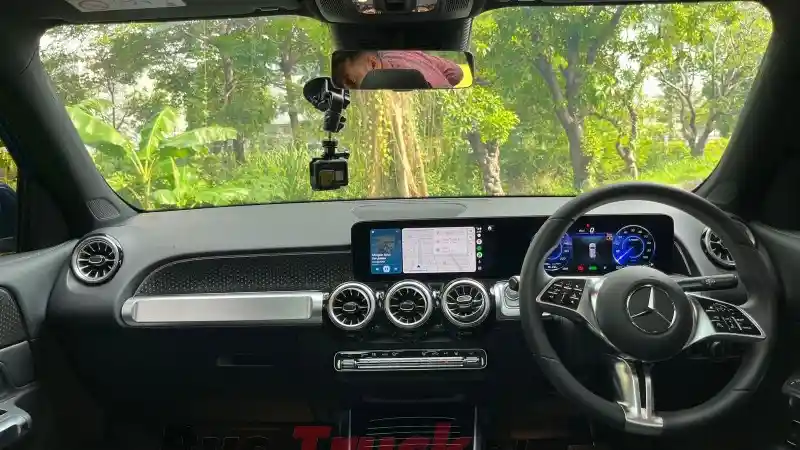 Foto - Holiday In Style 2024: Mercedes-Benz EQB 250+ Teman Terbaik Berlibur Di Dalam Kota