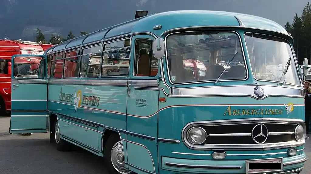 Bus - Inilah Bus Mesin Belakang Pertama Di Indonesia