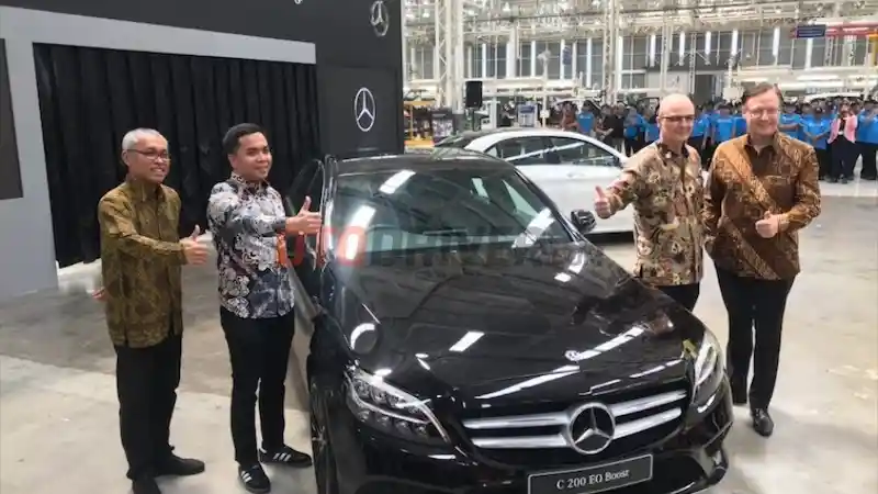 Berita - GALERI: Mercedes-Benz C200 Avantgarde Line EQ Boost (15 Foto)