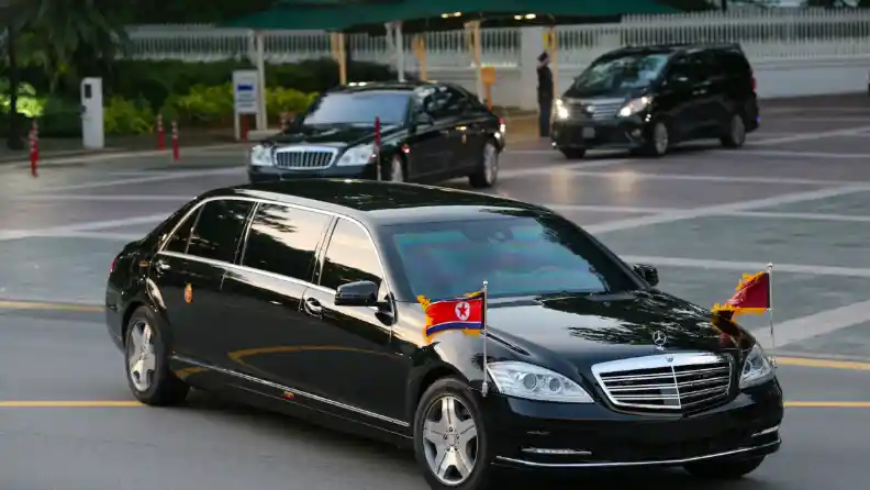 Berita - Kim Jong-Un Gunakan Mercedes-Benz Limosin di Singapura. Harganya Belasan Miliar