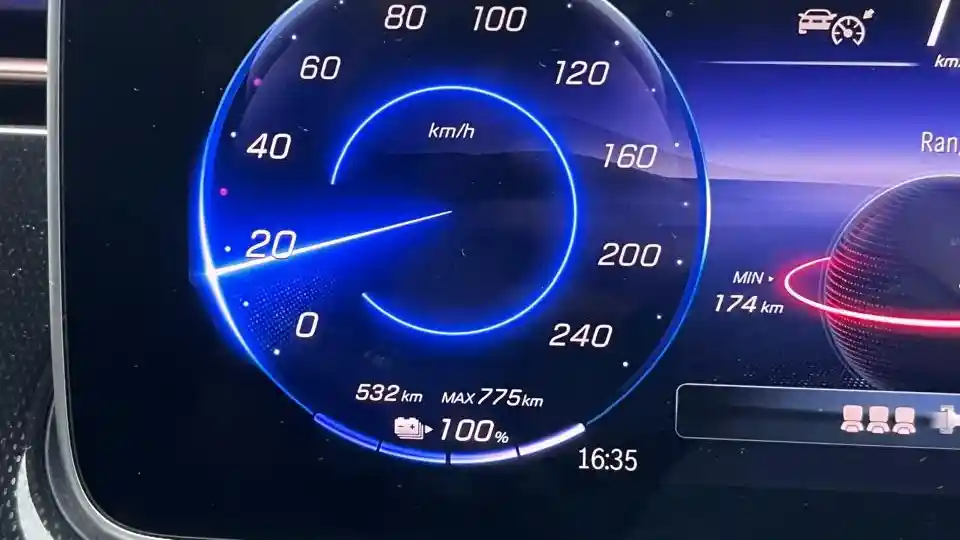 Foto - Mercedes-Benz EQE 350+, EV Mewah Nan Nyaman Untuk Liburan