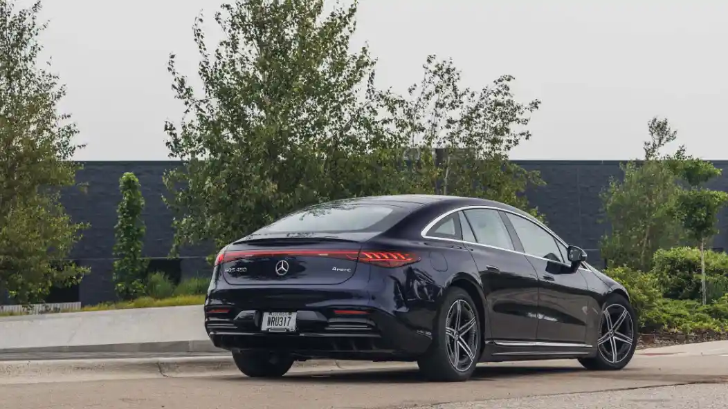 Foto - Mercedes-Benz Segarkan EQS, Jarak Tempuh Tembus 926 km