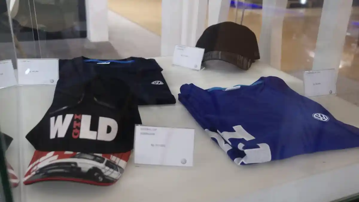 Foto - Selain Menjual Mobil, Beberapa Produsen Ini Jual Pakaian dan Merchandise