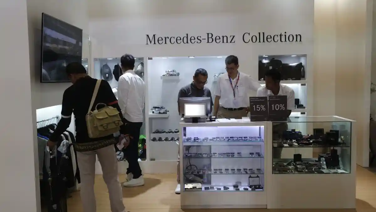 Foto - Selain Menjual Mobil, Beberapa Produsen Ini Jual Pakaian dan Merchandise