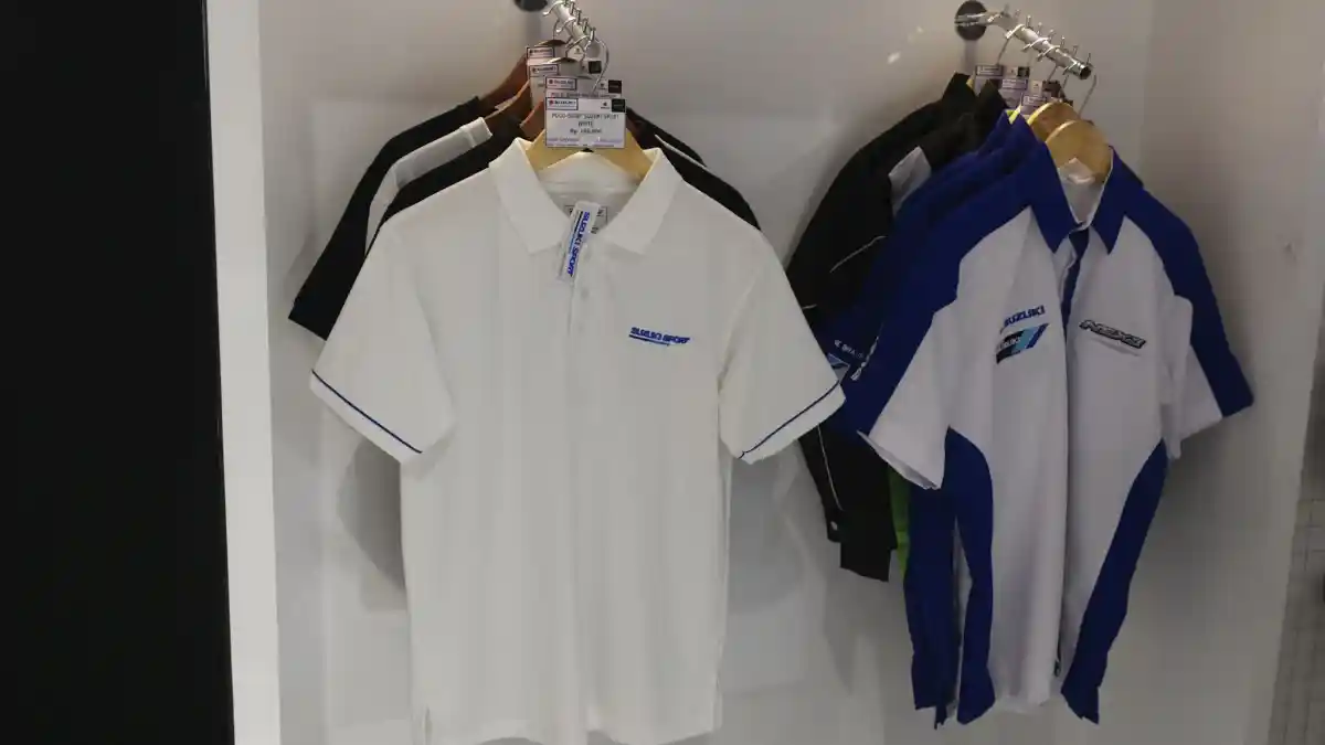 Foto - Selain Menjual Mobil, Beberapa Produsen Ini Jual Pakaian dan Merchandise