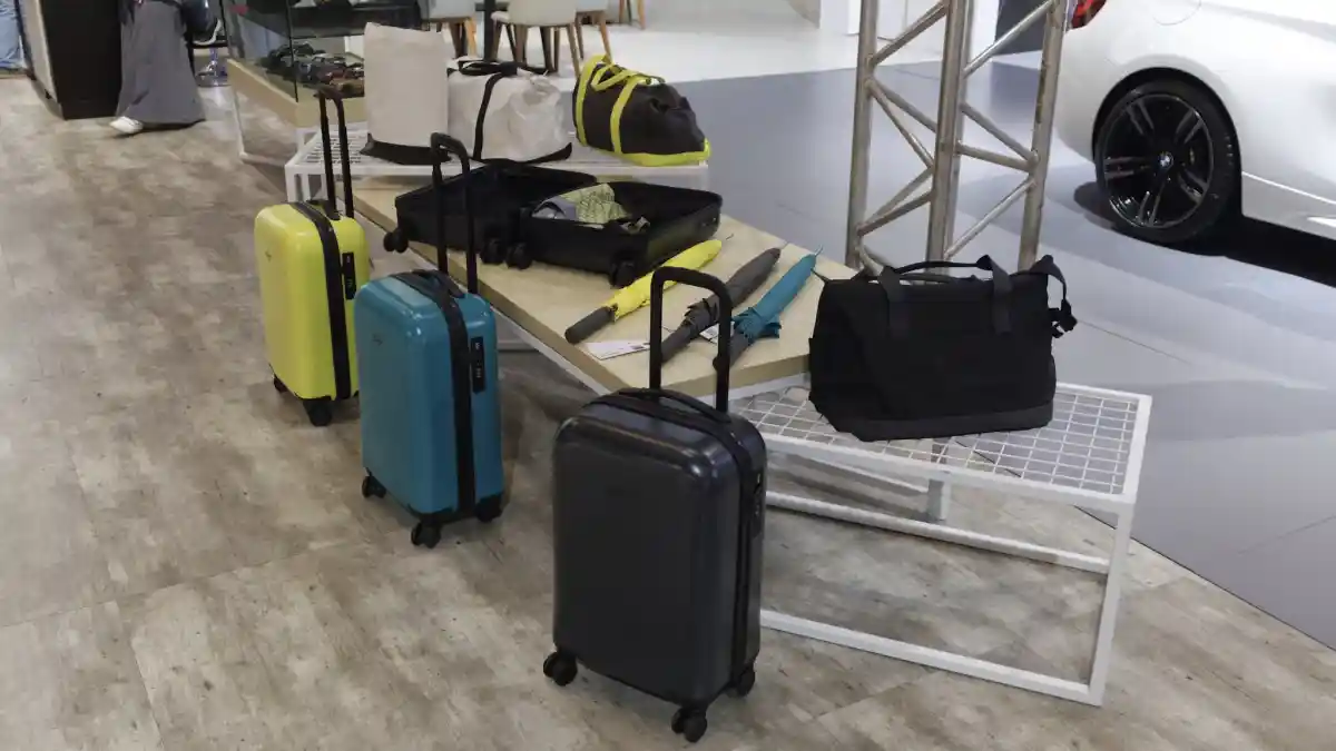 Foto - Selain Menjual Mobil, Beberapa Produsen Ini Jual Pakaian dan Merchandise