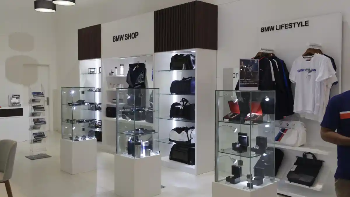 Foto - Selain Menjual Mobil, Beberapa Produsen Ini Jual Pakaian dan Merchandise