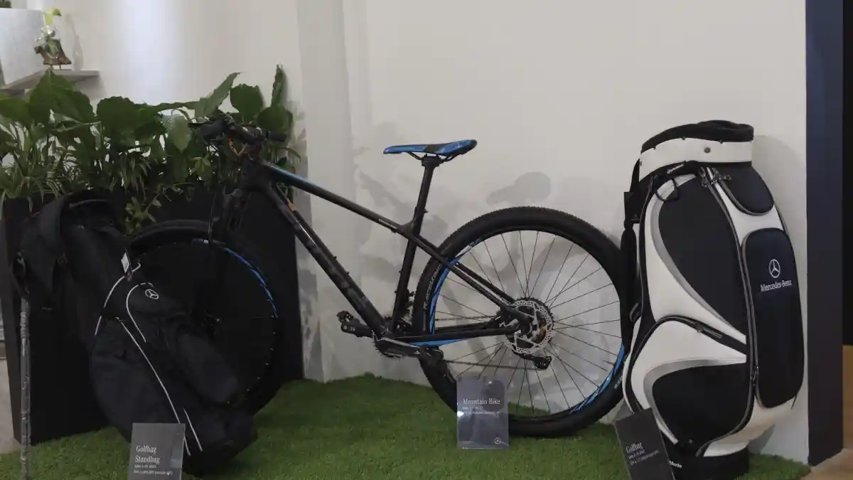 Foto - Selain Menjual Mobil, Beberapa Produsen Ini Jual Pakaian dan Merchandise