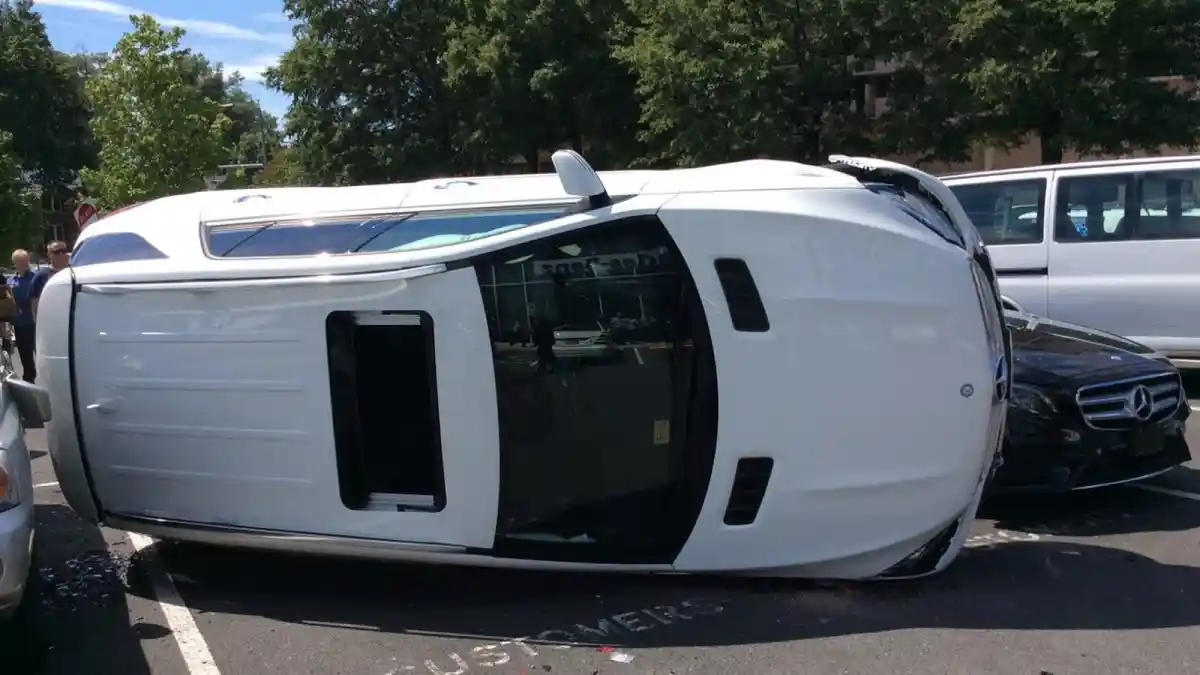 Berita - Konsumen Salah Injak Pedal, Unit Test Drive Mercedes-Benz GLE 400 Terguling (4 Foto)