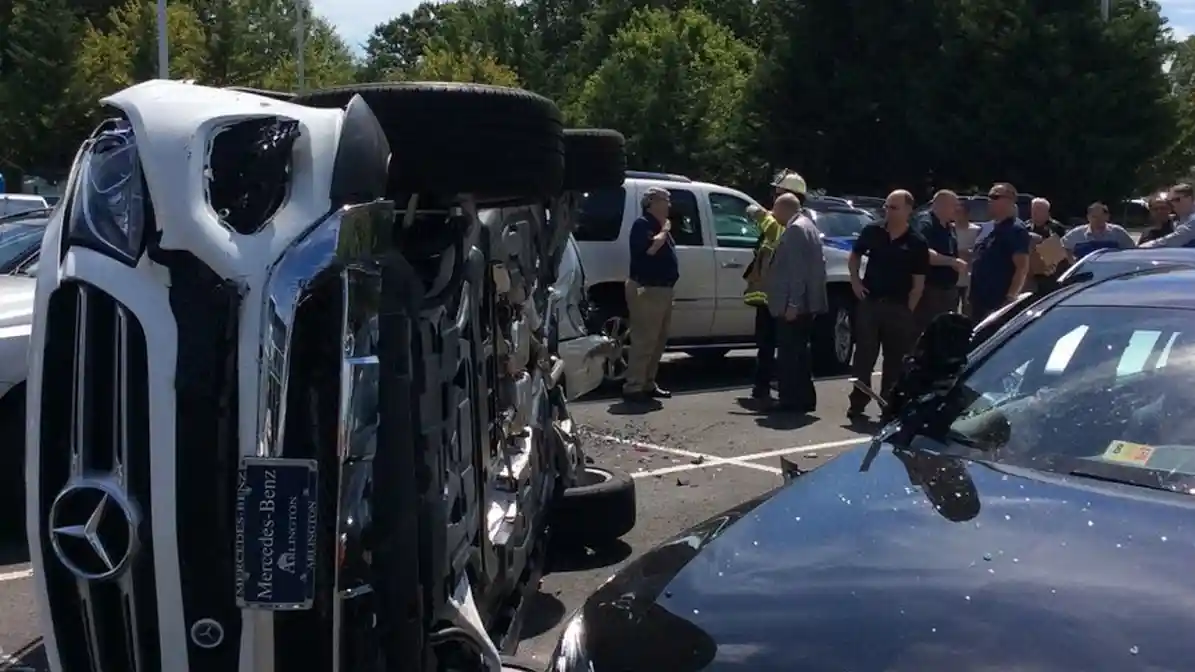 Foto - Konsumen Salah Injak Pedal, Unit Test Drive Mercedes-Benz GLE 400 Terguling (4 Foto)