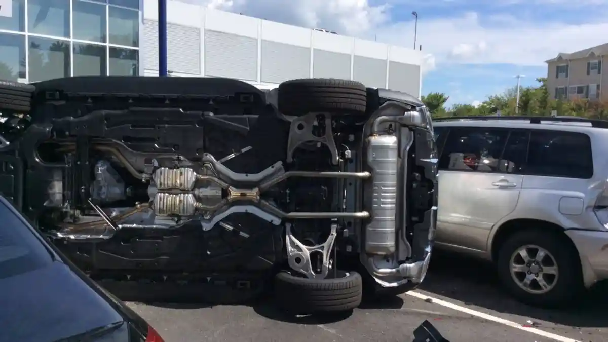 Foto - Konsumen Salah Injak Pedal, Unit Test Drive Mercedes-Benz GLE 400 Terguling (4 Foto)