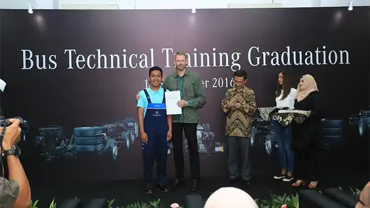 Foto - Mercedes-Benz : Apresiasi Pelanggan Dengan Training Mekanik