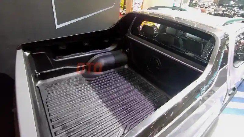 Foto - Bedah Toyota Hilux GR dan MG Extender, Pick Up Double Cabin Sangar di GIIAS 2022