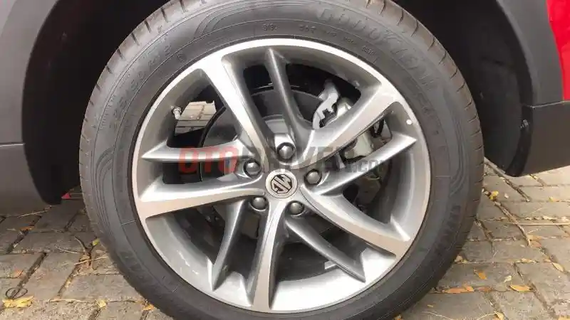 Foto - MG HS Lakukan Pre-Launch di Indonesia Hari Ini. Simak Spek Mesinnya