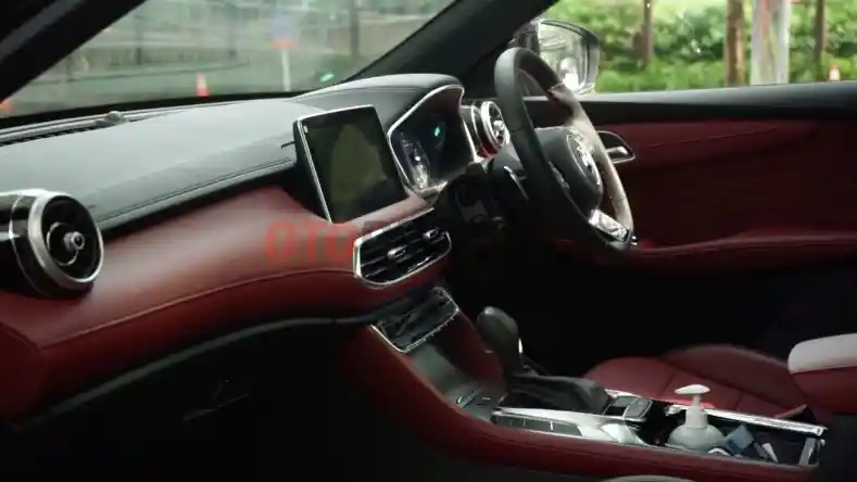 Foto - Bau Tak Sedap Pada Mobil Karena Sering Digunakan Saat Hujan? Begini Cara Menangkalnya