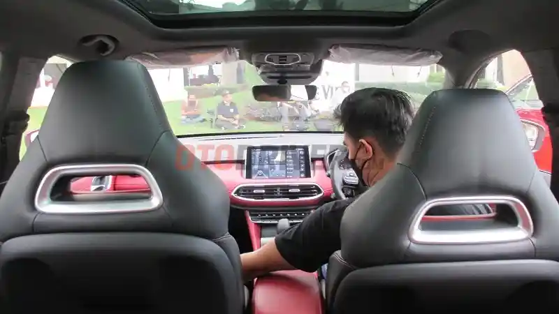 Foto - Seberapa Responsif Fitur Smart Command Di Mobil MG HS i-SMART?