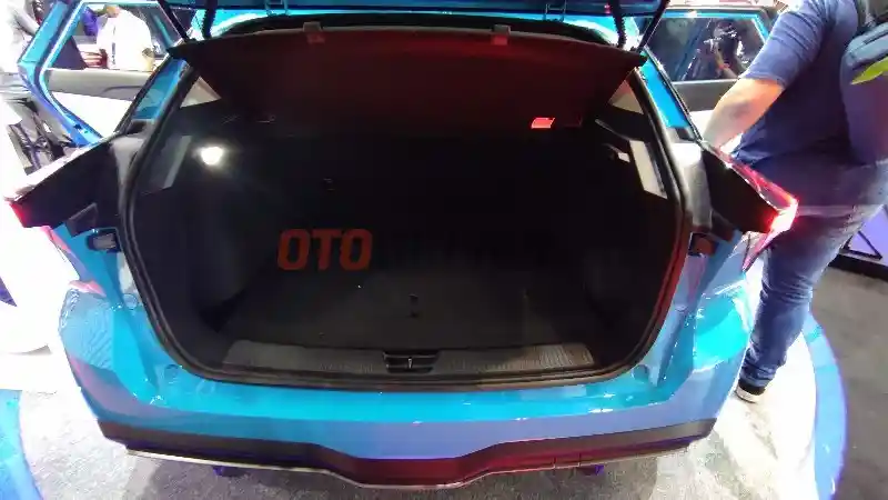 Foto - Melihat Interior MG4 EV, Mobil yang Dapat Mengisi Daya Sepeda Listrik