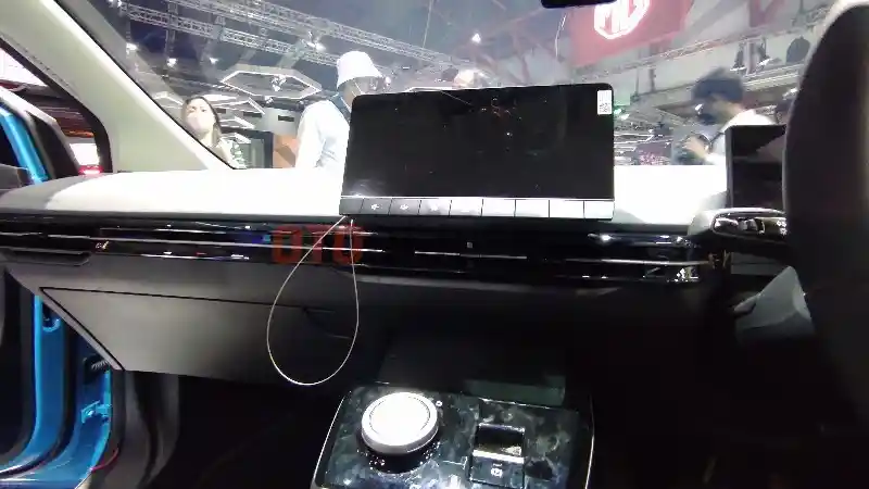 Foto - Melihat Interior MG4 EV, Mobil yang Dapat Mengisi Daya Sepeda Listrik