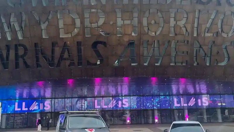 Foto - Berkendara 8.000 Km dengan Mobil Listrik ke Qatar untuk Nonton Piala Dunia 2022 