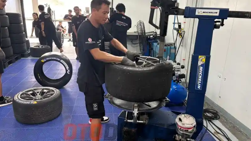 Berita - Fakta Menarik, Tak Semua Ban Mobil Balap Perlu Isi Nitrogen