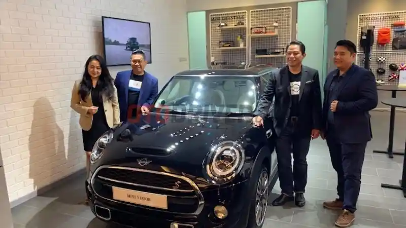 Berita - Varian Terbatas MINI 3-Door Ini Diluncurkan di Bandung, Harga RP 770 Juta