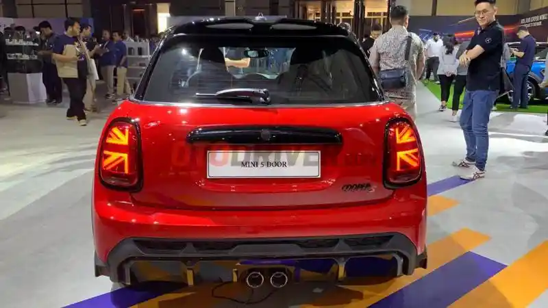 Foto - Mini 5-Door Cooper S Melantai Di GIIAS, Punya Tampang Sporty 