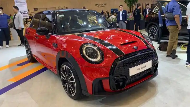 Foto - Mini 5-Door Cooper S Melantai Di GIIAS, Punya Tampang Sporty 